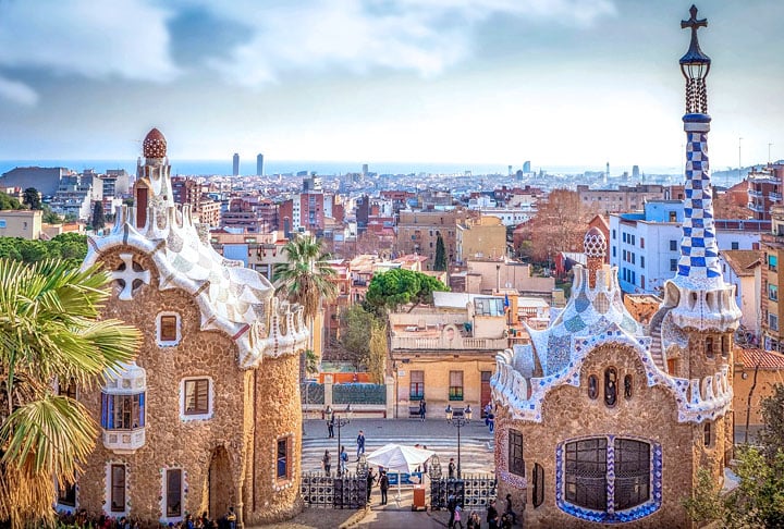 Outra produção de Gaudí, em seu período naturalista, e que também oferece outra vista incrível, é o Parque Guell, situado no alto do monte Carmelo. Seu diferencial é a combinação de elementos arquitetônicos idealizados pelo profissional e as exuberantes belezas naturais. 