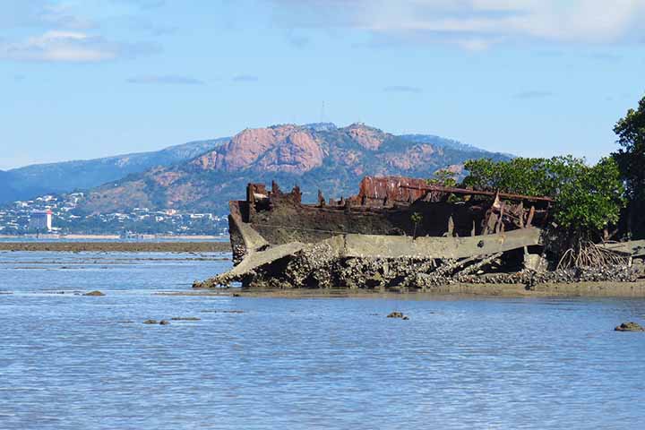 No entanto, durante o rebocamento o City of Adelaide acabou encalhando na Baía Cockle.
