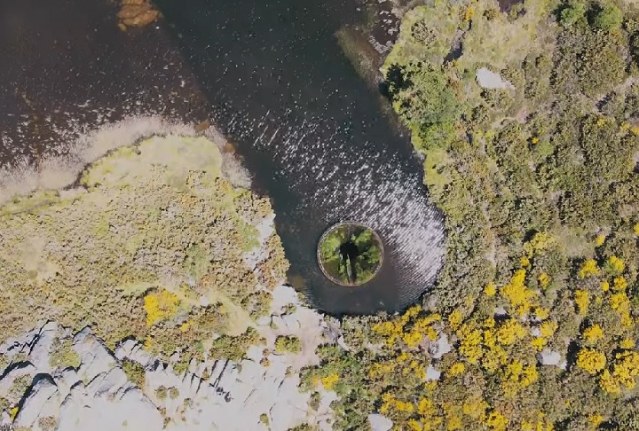 Além de ser uma atração turística, o buraco ajuda a controlar o nível da água e a gerar energia para aquecer as casas no inverno.