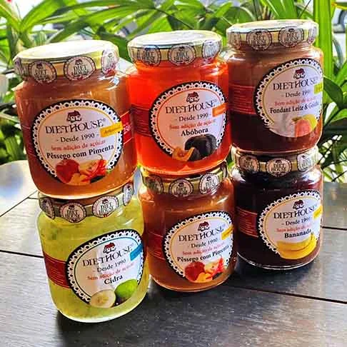 Quando o assunto são produtos saudáveis, outro que vem à tona e gera discussão são os doces sem açúcar. Eles podem ser uma opção dentro de uma dieta equilibrada, mas não são necessariamente mais saudáveis do que doces com açúcar.