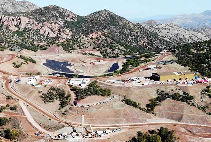 O depósito foi descoberto pela BHP em 1990. A mina foi a fornecedora de prata para os Jogos Olímpicos de Verão de Sydney 2000 e os Jogos Olímpicos de Verão de Pequim 2008. Cannington leva o nome da propriedade pastoral perto do depósito.