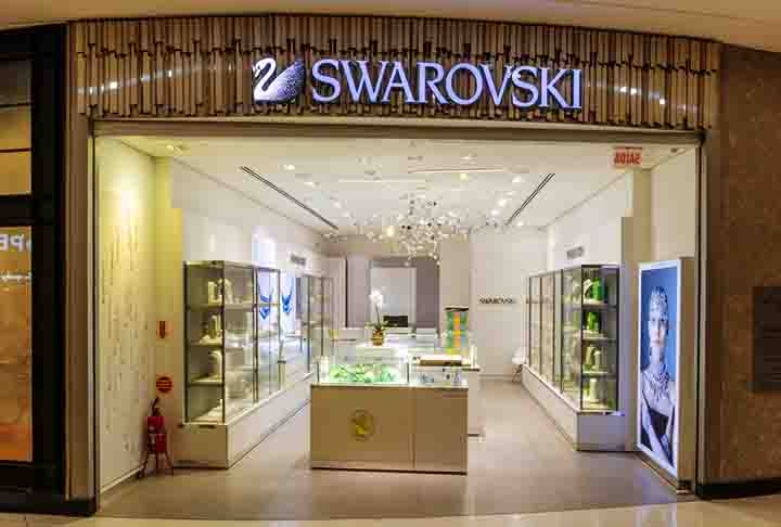 Com uma rede global de boutiques, a marca conseguiu estabelecer uma presença marcante em cidades importantes e destinos de luxo.