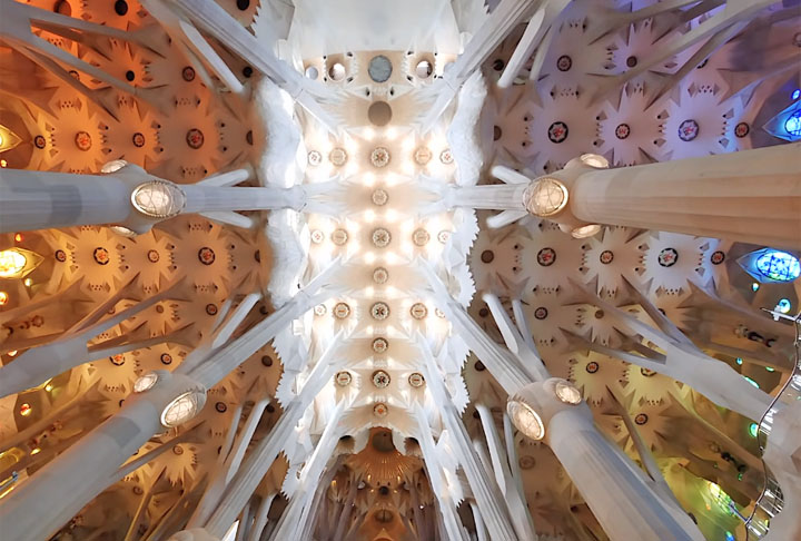 Os vitrais azuis e verdes colorem o interior da basílica com tons frios quando o sol bate. Já os vermelhos e amarelos criam uma sensação de calor. O local ainda é repleto de simbolismo religioso, como estruturas que se assemelham a ossos e remetem à desnutrição de Jesus Cristo, em sua representação de crucificado. 