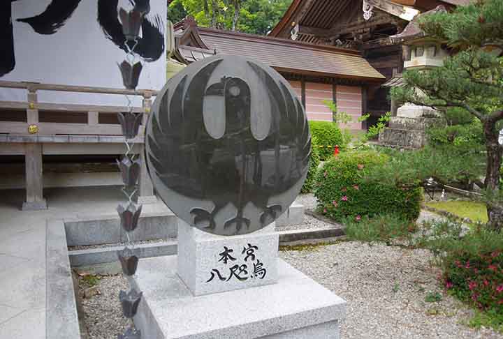 Outra cultura que inclui uma representatividade animal é a japonesa. O corvo conseguiu modificar sua reputação negativa e no país está atrelado à imagem de boa sorte e indícios para o futuro. 