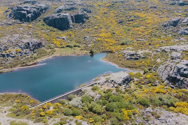 Apesar de parecer natural, o lago é artificial. Foi construído em 1955 para ajudar a gerar energia hidrelétrica.