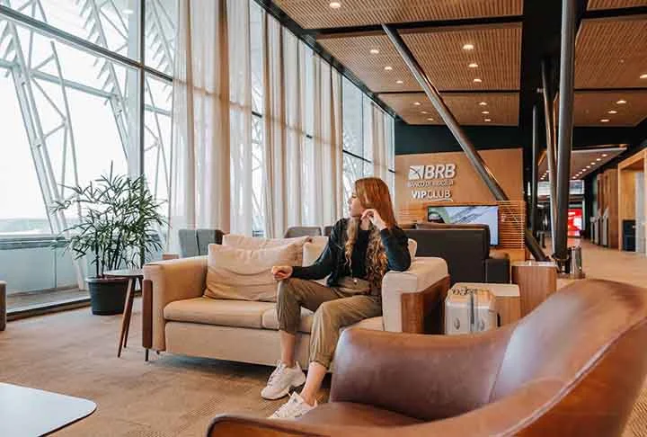 A maioria desses espaços contam com internet wi-fi de alta velocidade, jornais, revistas e outros serviços básicos para que o passageiro se ocupe ou se entretenha até a hora do embarque. 