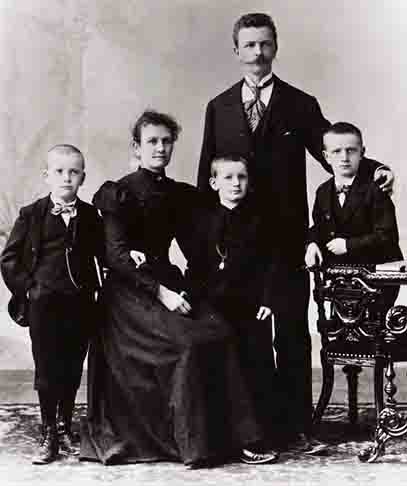 A empresa expandiu suas operações e começou a produzir não apenas cristais para joias, mas também para acessórios e itens de decoração.