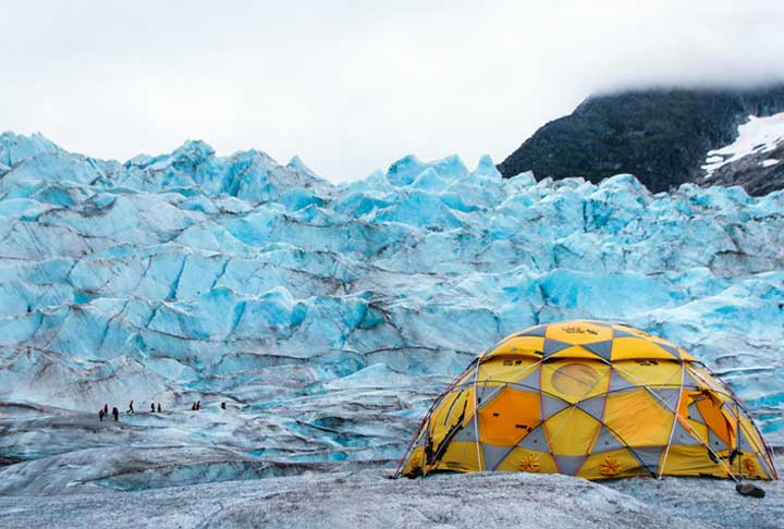 18º) Aventura na geleira Mendenhall, Estados Unidos - Os turistas são acompanhados ao longo do lago Mendenhall, onde podem avistar icebergs, enormes cachoeiras e animais selvagens. Ainda dá para fazer uma caminhada pelas áreas rochosas em frente à geleira!