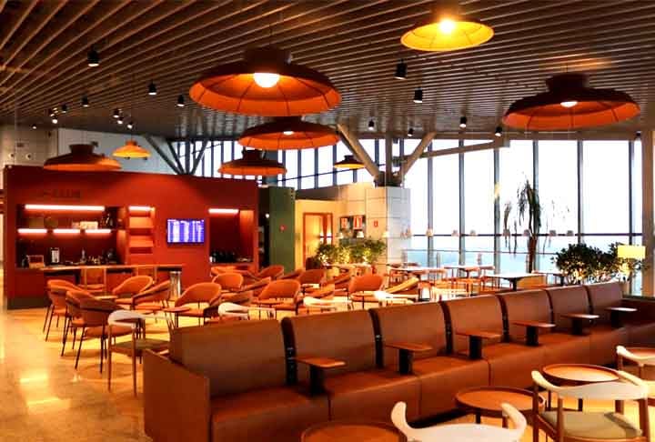 Salas VIP mais elitizadas contam com serviço de café da manhã, almoço ou janta. Nelas, há garçons trabalhando para servir os passageiros. 