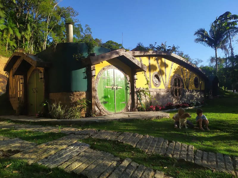 Um chalé em forma de Toca de Hobbit atrai curiosos em Pomerode, considerada uma das cidades mais bonitas de Santa Catarina.  Localizada no Vale do Selke, a construção se inspira na obra 