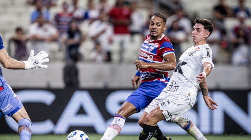 Barreal e Bruno Pacheco disputam lance no jogo Fortaleza x Santos, no Castelão, pelo Campeonato Brasileiro Série A 2025