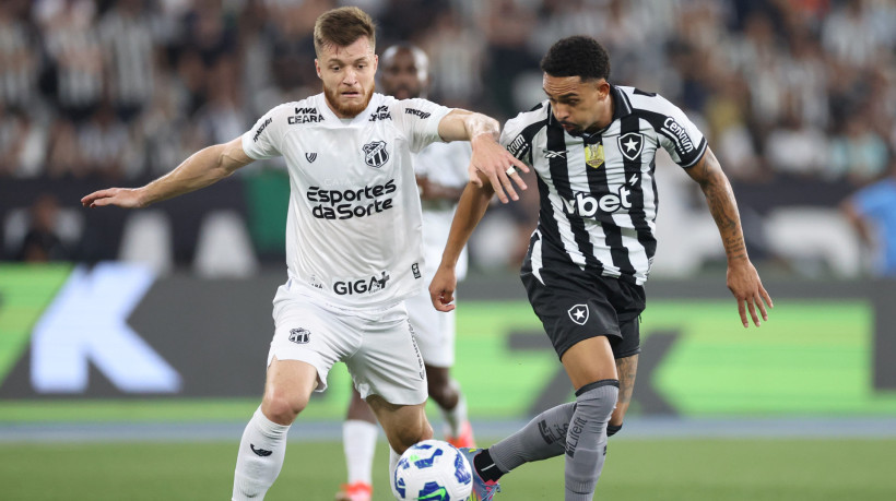 Willian Machado e Vitinho disputam lance no jogo Botafogo x Cear&aacute;, no Est&aacute;dio Nilton Santos, pelo Campeonato Brasileiro S&eacute;rie A 2025