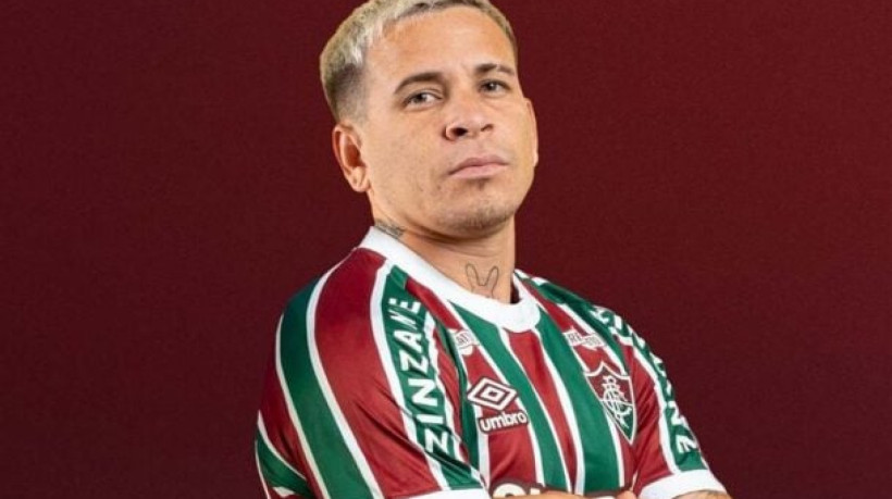 Reforço do Fluminense se machucou em ação pela Venezuela e tem estreia pelo Tricolor adiada. Time encara o Dortmund nesta terça-feira 