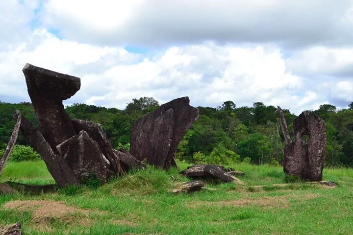 Eles observavam o céu e marcavam datas importantes com base nas sombras.