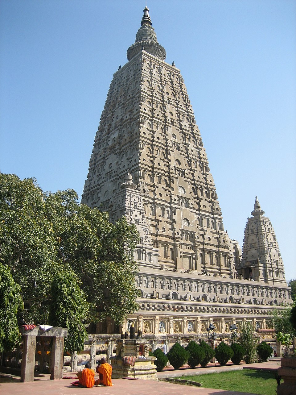 Templo Mahabodhi – Bodh Gaya, Índia (século III a.C.) - Construído no local onde Siddhartha Gautama atingiu a iluminação, é considerado o mais sagrado dos templos budistas. Com sua torre piramidal de 55 metros, o templo é Patrimônio Mundial da UNESCO e destino central de peregrinação.