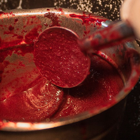 Açaí: Oriundo de palmeira comum na região da Amazônia, pode ser consumido como componente de pratos salgados, como no estado do Pará, onde é servido com farinha de mandioca ou tapioca, e também como bebida ou sobremesa.