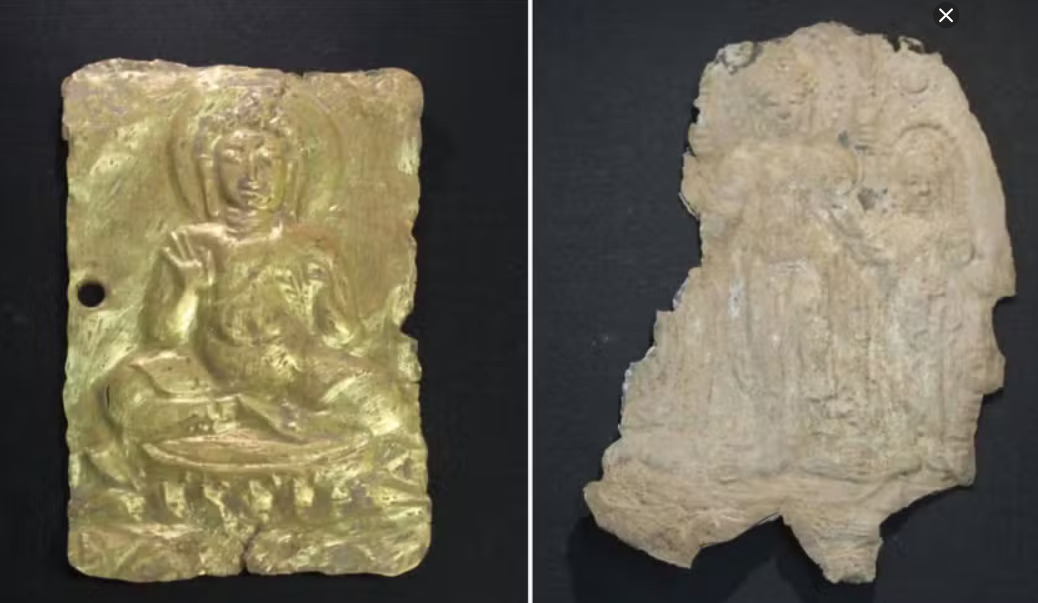 Pesquisadores resgataram um acervo com mais de 30 relíquias budistas, datadas de 1.300 anos atrás durante escavação na Tailândia. Entre os objetos, brincos, ornamentos,placa de ouro (esquerda) e liga de chumbo e estanho (direita) representando Buda.