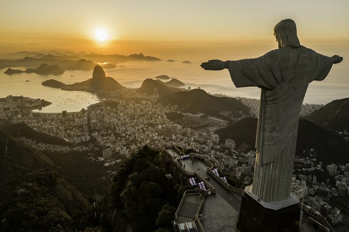 Inaugurada em 12/10/ 1931, dia de Nossa Senhora Aparecida, a estátua tem 30 metros de altura, sem contar os 8m do pedestal, sendo a mais alta do mundo no estilo Art Déco. Seus braços se esticam por 28 metros de largura e a estrutura pesa 1145 toneladas.