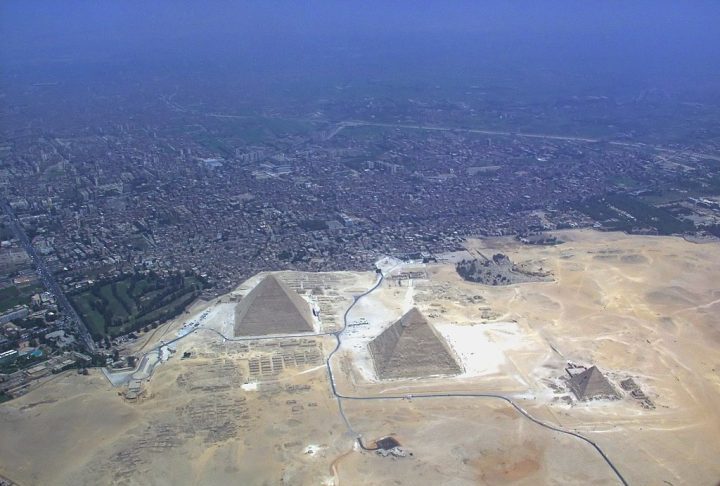 As mais famosas estão localizadas na necrópole de Gizé, próximo ao Cairo, e incluem as pirâmides de Quéops, Quéfren e Miquerinos.