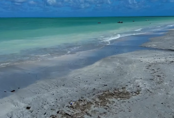 Cercada por águas calmas e mornas, a ilha é conhecida por suas belas praias, manguezais preservados e pelo clima tranquilo que atrai visitantes em busca de descanso e contato com a natureza.