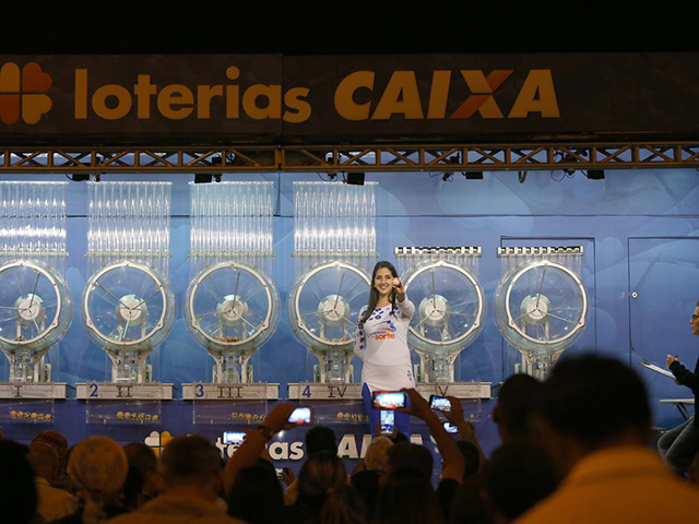 Em 2017, um morador do Rio de Janeiro ganhou cerca de R$ 100 milhões na Mega-Sena. O vencedor confiou e deu parte do dinheiro a um amigo, que iria administrar a fortuna. No entanto, o 'amigo' gastou o dinheiro e causou prejuízo de R$ 20 milhões ao ganhador do prêmio.