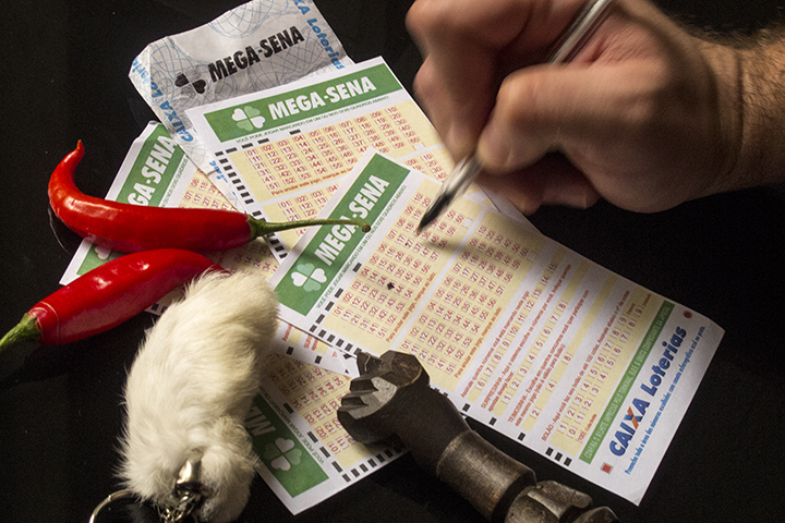 Reneé Senna tinha 54 anos e morava no Rio de Janeiro quando ganhou R$ 51,9 milhões, em julho de 2005. Ele era muito pobre e tinha as duas pernas amputadas, por causa das diabetes. Em janeiro de 2007, ele foi encontrado morto, a tiros. 