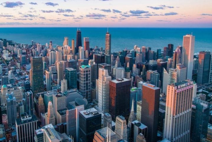 Chicago (Illinois) – 2.695.598 habitantes. Situada às margens do Lago Michigan, Chicago destaca-se por sua arquitetura impressionante, exemplificada pela Willis Tower e o edifício John Hancock. O Millennium Park, com a escultura Cloud Gate, e o Instituto de Arte de Chicago são atrações culturais imperdíveis. - Pedro Lastra Unsplash