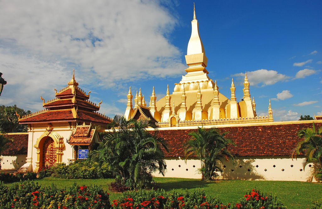 Templo Pha That Luang – Vientiane, Laos (original do século III, atual do século XVI)
Maior monumento religioso do Laos, sua estupa dourada representa a soberania do país e é símbolo nacional. Segundo a tradição, guarda uma relíquia do esterno de Buda.