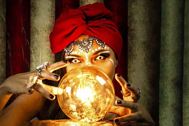 Existem diversos videntes que ficaram famosos mundialmente devido a previsões impactantes ou supostos dons psíquicos.  Algumas pessoas acreditam no dom da vidência; outras não. Aqui estão alguns dos mais conhecidos videntes e os motivos que os projetaram.
