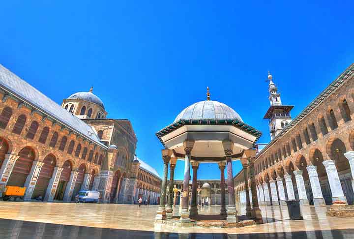 A Mesquita Omíada guarda relíquias importantes, incluindo um santuário dedicado a João Batista, reverenciado por cristãos e muçulmanos.