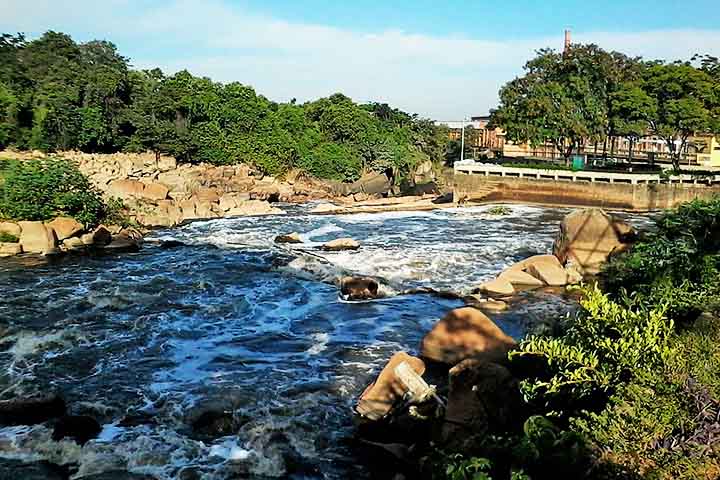 Apesar disso, o rio consegue se limpar ao longo do percurso devido ao aumento da correnteza e da oxigenação da água, que ajudam na decomposição da matéria orgânica despejada nele.