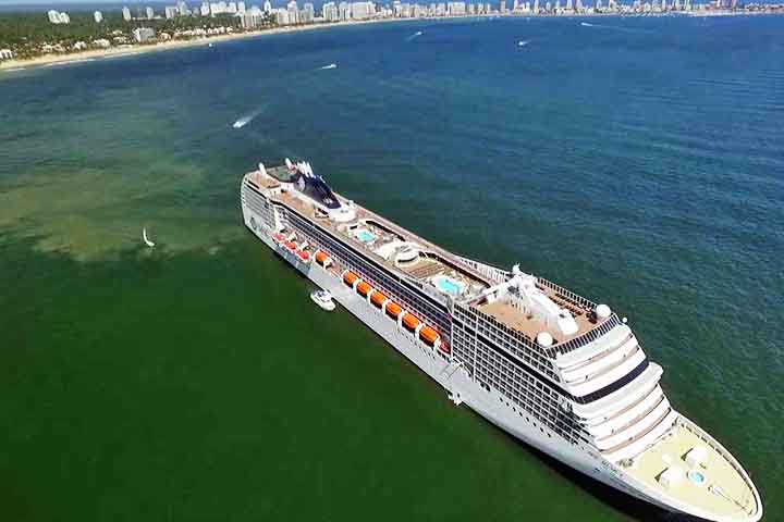 Montevidéu, Uruguai: Com sua arquitetura histórica e praias urbanas, Montevidéu é uma parada acolhedora para cruzeiros que exploram o Rio da Prata.

