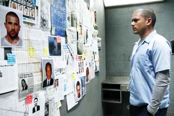 A partir daí, começa a elaborar um plano minucioso que envolve ele próprio ser preso, para então executar a fuga de dentro para fora. Essa premissa simples, mas potente, é o ponto de partida para uma narrativa tensa, cheia de surpresas e carregada de emoção.