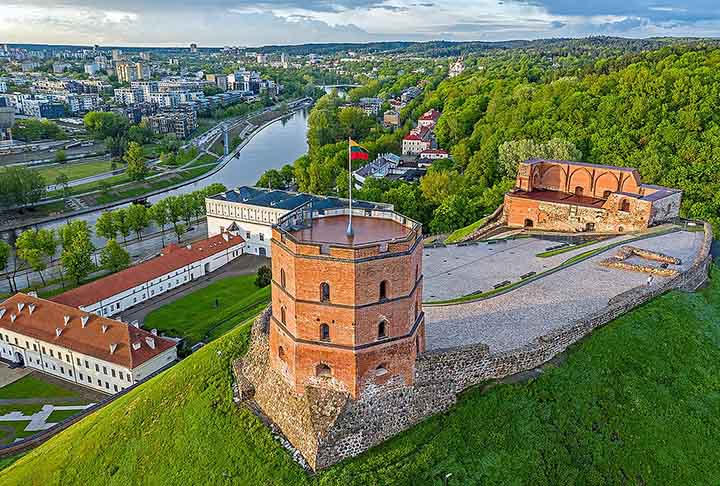 A Torre de Gediminas é a parte restante do Castelo Superior no topo da Colina Gediminas em Vilnius, Lituânia. Possui uma plataforma de observação que oferece vistas panorâmicas do centro histórico e financeiro de Vilnius.
