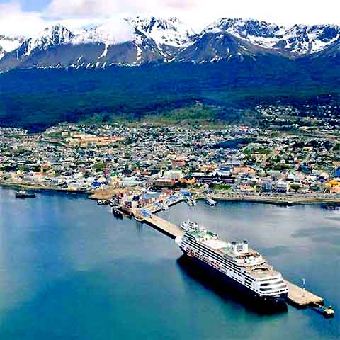 Ushuaia, Argentina: Conhecida como a cidade mais austral do mundo, Ushuaia é ponto de partida para cruzeiros com destino à Antártica.
