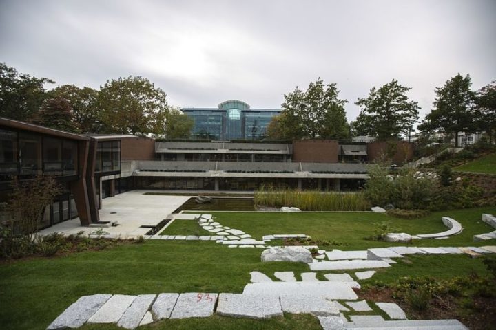 Para começar, o campus havia se expandido em tamanho, e sua mensalidade era gratuita agora que ele é um idoso aposentado.