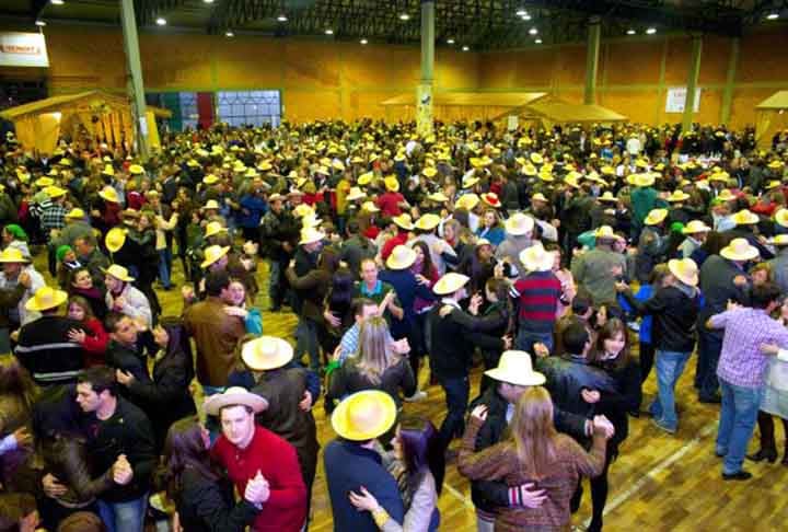Ao longo da formação da sociedade brasileira, a miscigenação se tornou essencial, com o encontro do branco, negro e do indígena, dos povos originários. Além disso, a chegada dos imigrantes em várias regiões fortaleceu ainda mais a mistura de povos e culturas em território nacional. E algumas cidades ainda têm reflexos dessa imigração.
