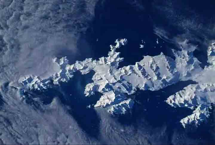 Além disso, eles avistaram uma Ilha Geórgia do Sul coberta de neve no sul do Oceano Atlântico. Algo que evidencia a admiração, unidade e uma sensação de fragilidade da Terra.