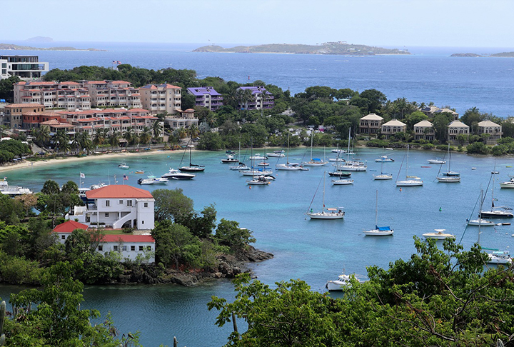 St. John, Ilhas Virgens: Uma das Ilhas Virgens Americanas, essa ilha é um refúgio tropical intocado no Caribe. A maior parte da ilha é coberta por um parque nacional, oferecendo uma experiência autêntica e preservada. As águas cristalinas são perfeitas para mergulho e snorkeling.