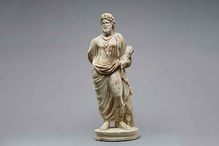 Descoberto em 1930, Plutão foi nomeado desta maneira por vir do grego Ploutn, que significa riqueza ou o rico. Na mitologia romana, por exemplo, o termo era o nome do Deus dos mortos e das riquezas. 