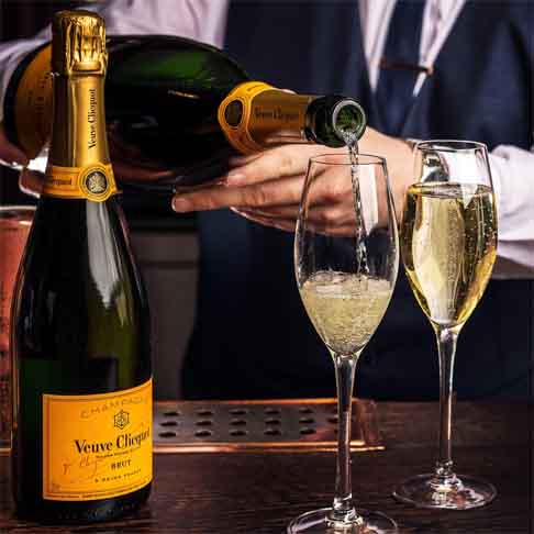 Por lei, o termo champanhe é protegido de denominação de origem controlada, o que significa que apenas os vinhos produzidos na região de Champagne podem receber essa designação. 