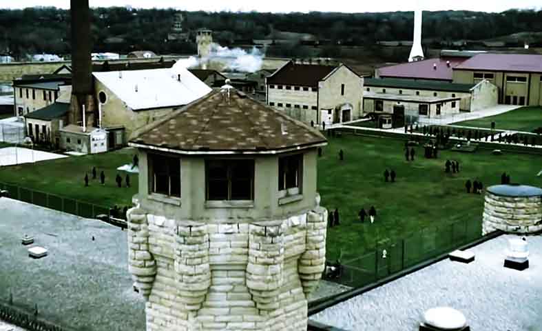 Algumas dessas fases dividiram a crítica, especialmente por apresentarem reviravoltas ousadas e mudanças de cenário frequentes. No entanto, a série manteve seu apelo junto ao público graças à fidelidade aos personagens e à constante sensação de urgência e perigo.