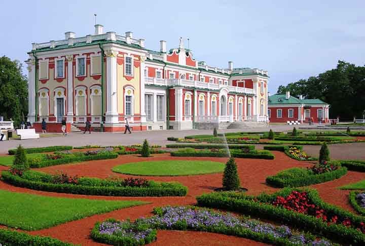 Gradativamente, os Países Bálticos foram conquistados pelo Império Russo. Pedro, o Grande, obteve dos suecos a parte setentrional e sua sucessora, Catarina II da Rússia, conquistou a parte meridional.