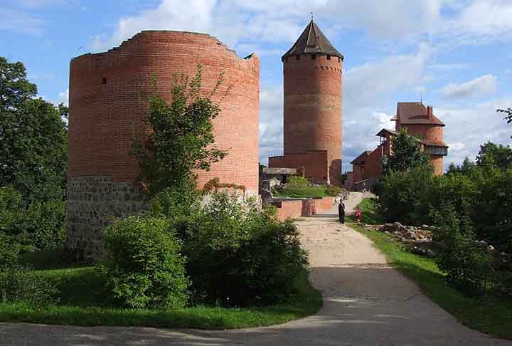 O Castelo de Turaida é um  medieval recentemente reconstruído em Turaida, na região de Vidzeme, na Letônia, na margem oposta do rio Gauja a partir de Sigulda.