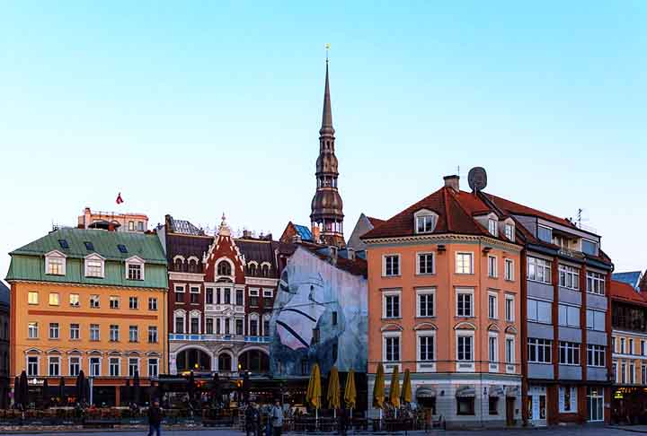 No século seguinte, os suecos tomaram a parte setentrional da região (Estônia e Livônia), enquanto a parte sul ficou sob controle polonês (Curlândia e Lituânia). 