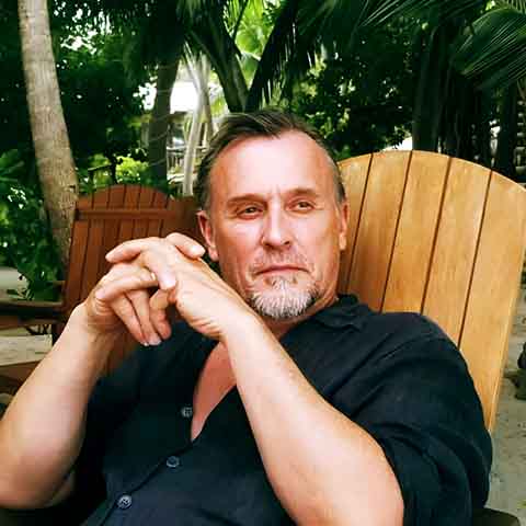 Carismático e imprevisível, o personagem é um dos mais complexos da série. Knepper, veterano da TV e do cinema, entrega uma atuação intensa que equilibra ameaça e vulnerabilidade.