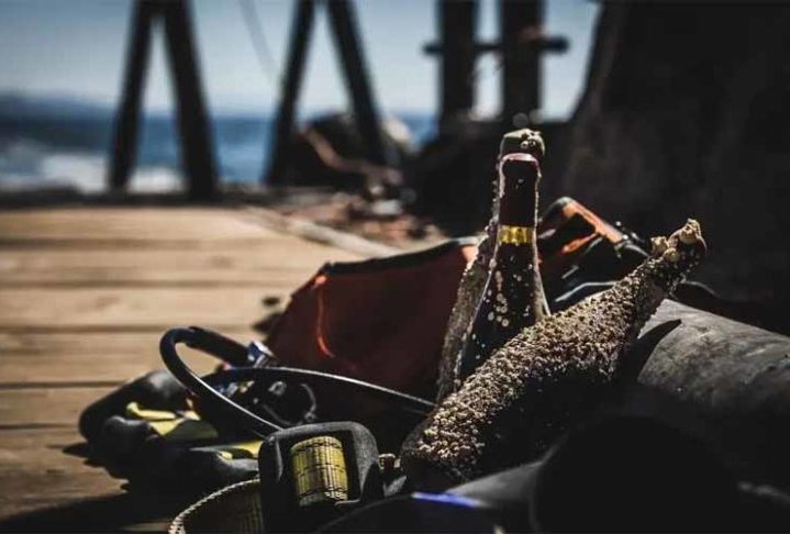 A empresa que produz o champanhe acredita que as profundezas oceânicas representam o ambiente ideal para o repouso da bebida.