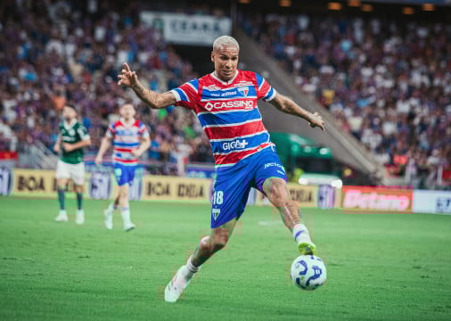 Atacante Deyverson no jogo Fortaleza x Palmeiras, no Castelão, pelo Campeonato Brasileiro Série A 2025