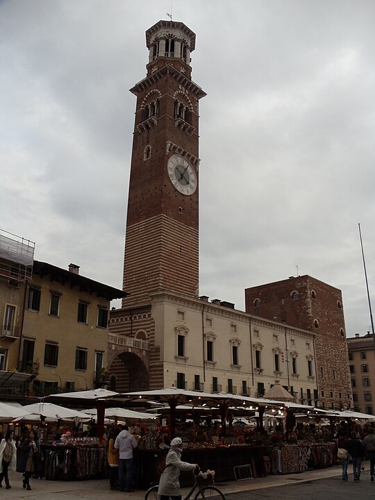 Outro ponto de grande interesse em Verona é a Torre dei Lamberti, localizada no Palazzo Della Ragione. Construída no século XII, foi sede administrativa da cidade por séculos e é um dos principais símbolos da cidade. Vista de longe, tem 84m de altura e 368 degraus.