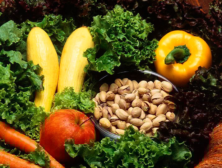 Uma dieta rica em frutas, vegetais, cereais e grãos integrais, além de poucos alimentos processados e industrializados, fornece o que seu organismo precisa na quantidade deste nutriente. Assim, ele participa do transporte e utilização do oxigênio para a produção de energia.